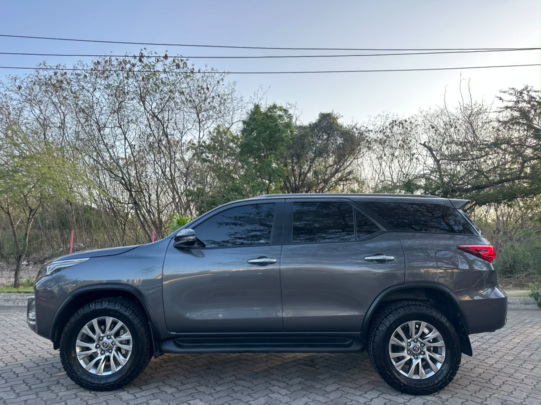 TOYOTA FORTUNER thumbnail 7